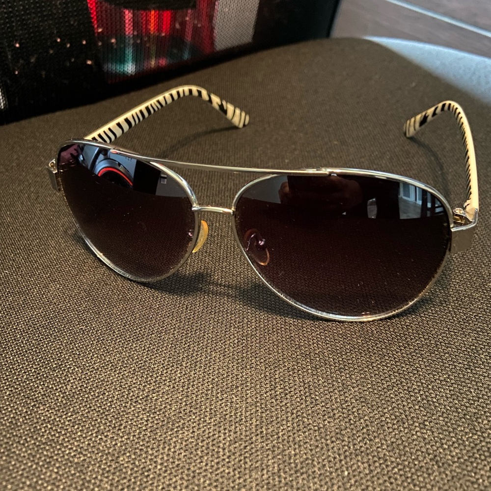 Women aviator style sunglasses, with zebra print